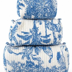 Juego de Bolsas de Maquillaje y Artículos de Aseo Reutilizables, Multifuncionales, de Algodón Acolchado con Cierre y Estampado Floral a Mano para Mujer - Product Image 3