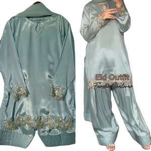 ชุดแต่งงานแบบดั้งเดิมของปากีสถาน ปักมือ แฟชั่นชนเผ่า ผ้าไหมเครป แห้งเร็ว สำหรับผู้หญิง - Product Image 1