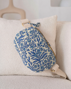 Sac banane bandoulière matelassé en coton bleu paysage pour femme, réglable, fait main, imprimé au bloc, écologique - Product Image 4