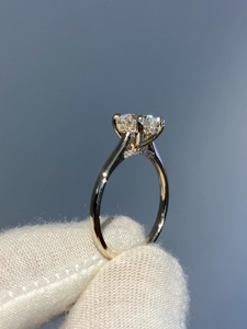 แหวนหมั้นมอยส์ซาไนต์ 1 กะรัต: แหวนทองคำทรงกลมสำหรับเจ้าสาว - Product Image 4