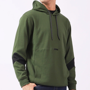 เสื้อฮู้ดผู้ชายสีเขียวมะกอก ทรงปกติ ผ้าฟลีซ สีพื้น สวมใส่สบาย มีกระเป๋าและแถบสีดำที่แขนเสื้อ - Product Image 5