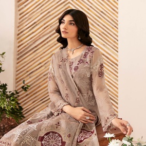 Salwar Kameez Ramsha Vol. R-12 pakistanaise de créateur Tenue de fête pour femmes Costumes kurta indiens Robes Fabriquées à la main par des artistes pakistanais - Product Image 3