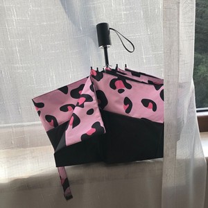 Parapluie de protection solaire double usage Advanced Sense, motif léopard rétro noir, manuel, pliable en trois sections, grand format, pour voyage, avec logo publicitaire - Product Image 2