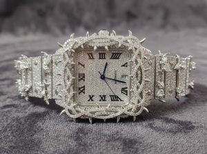 Reloj Mecánico de Lujo Vintage Plateado con Bisel Personalizado de Espinas, Moissanita VVS Totalmente Incrustada, Números Romanos Plateados y Brazalete de Acero - Product Image 5