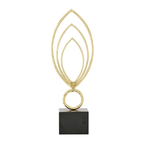 Escultura Abstracta de Llama de Metal Dorado, Figura de Arte Lineal de Hojas Geométricas en Capas, Centro de Mesa Moderno con Base de Cubo Negro - Product Image 1
