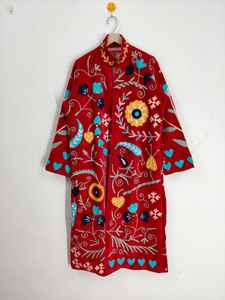 Kimono largo rojo de terciopelo Suzani bordado a mano, abrigo cálido de invierno para mujer, abrigo de algodón Suzani, chaqueta bordada a mano. - Product Image 2