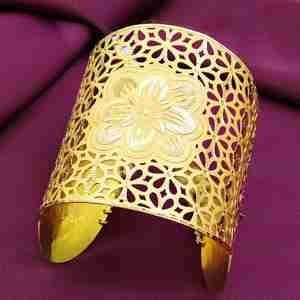 Venta al por mayor de joyería de moda: Brazalete Kada chapado en oro de 14K, 18K, 24K, de latón con diseño floral filigranado y cierre de cadena - Product Image 1