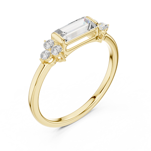 Bague solitaire de luxe en or jaune avec émeraude taille émeraude et pierres d'appoint en grappe, élégante pour fiançailles, mariage ou anniversaire, pour femme - Product Image 4