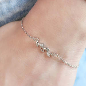 Cadeau de Noël pour la Saint-Valentin, bracelet réglable en argent sterling 925 plaqué rhodium avec feuilles glamour CZ pour femmes et filles - Product Image 3
