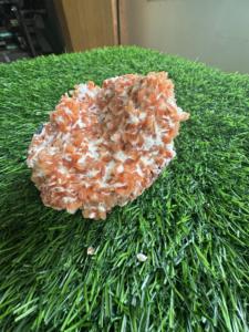 Spécimen minéral de cristal d'heulandite orange naturelle pour la décoration intérieure et la collection - Product Image 3