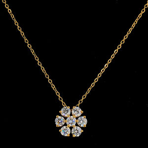 Collier pendentif floral élégant en or jaune 14 carats avec diamants de laboratoire 1,18 carat qualité EF VVS certifiés IGI, design en grappe raffiné - Product Image 5