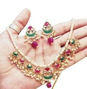 Collar afgano Kuchi ornamentado con paneles rectangulares plateados con detalles en azul lapislázuli y delicada flecos de monedas. - Product Image 2