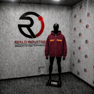 Herren-Hoodie in Weinrot mit Reißverschluss, langen Ärmeln und selbstgemachtem Buchstaben-Print, lässiger Kapuzenpullover im Streetwear-Stil, locker geschnitten. - Product Image 3