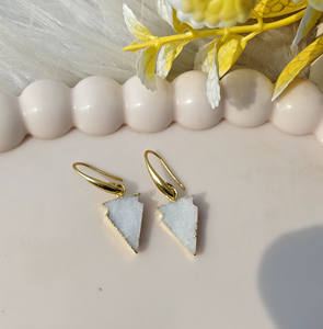 Pendientes colgantes minimalistas de ágata blanca con drusa, de latón con baño de oro de 18k, con forma de punta de flecha y gancho de drusa. - Product Image 6