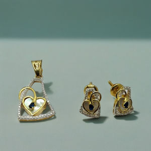 Design classique en or 22 carats en forme de cœur |   Boucles d'oreilles avec pendentif assorti, ensemble de bijoux élégants en forme de triangle pour femmes - Product Image 2