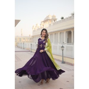 Vestido de Noche Largo Bordado Floral Hecho a Mano por Diseñador con Lentejuelas para Fiestas - Product Image 4