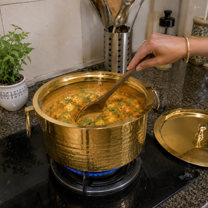 Olla de Latón Forjado Artesanal con Tapa y Asas de Anillo, 2.5L, Cacerola Tradicional Handi para Cocina, Ideal para Hoteles y Restaurantes - Product Image 4