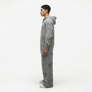 Ensemble de survêtement gris personnalisé à capuche, coupe ample, avec poches latérales et motif cœur en relief, idéal pour l'automne - Product Image 3