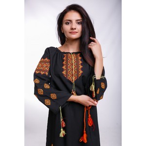 Robe en lin brodée de style ukrainien, de la meilleure qualité, pour femmes, traditionnelle et naturelle, lavable, faite à la main. - Product Image 1