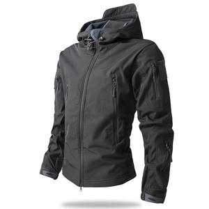 Veste tactique softshell multi-poches pour homme avec logo personnalisé, capuche réglable, style randonnée et chasse - Product Image 1