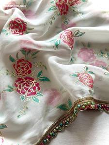 Magnifique ensemble sari et chemisier en Georgette aux couleurs éclatantes avec imprimé Gulab et bordure multicolore en perles, pour femme - Product Image 2