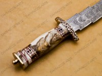 Couteau Tracker en Acier Damas Forgé à la Main, Manche Intégral, Lame Fixe pour la Survie en Extérieur et la Chasse, Bord Dentelé, Pointe Tombante, Haute Qualité