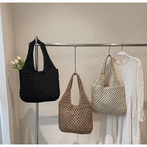 Faites une déclaration de style audacieuse avec ce sac en fil naturel noir exquis, fini avec une artisanat de haute qualité aujourd'hui. - Product Image 3