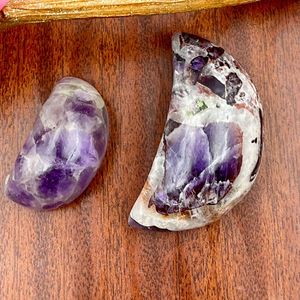 คริสตัลอเมทิสต์เชฟรอนธรรมชาติทรงโค้งสีม่วงขัดเงาสำหรับการทำสมาธิและเรกิ ช่วยปรับสมดุลจักระ - ผลิตในรัฐราชสถาน - Product Image 4