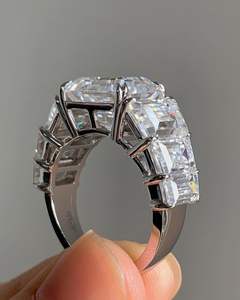 Anillo de Diamantes Baguette Cónicos Laterales Esmeralda, Diamante Cultivado en Laboratorio, Diamante Grande, Regalos de Aniversario de Bodas para Mujer, Oro Blanco de 14k - Product Image 5