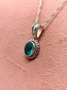 Pendentif en cristal céleste de quartz avec chaîne, collier élégant en pierres précieuses, cadeau de bijoux pour femmes, design unique et coloré, tendance - Product Image 1