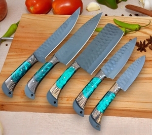 Ensemble de 5 couteaux de cuisine écologiques en acier Damas majestueux, faits à la main, avec manche en bois de rose et étui en cuir véritable - Product Image 1