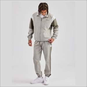 Ensemble de survêtement décontracté pour homme : veste zippée et pantalon, deux pièces, idéal pour la gym, vente en gros, fournisseur de tenues de jogging - Product Image 1