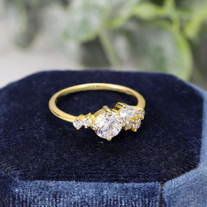 Bague de fiançailles classique unisexe en argent 925 plaqué rhodium, or jaune, moissanite, trois pierres, taille brillant, sertie à griffes - Product Image 2