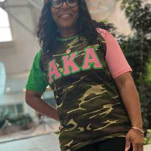 Camiseta AKA Camo Premium con Mangas en Contraste para Mujer, Bordado con Letras Griegas, Cuello Redondo, Top Casual de Alta Calidad - Product Image 6