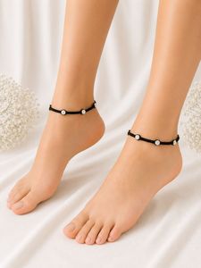 Chevillère artisanale en fil noir avec breloque florale pour femme, bijou de pied ajustable et tendance, chevillère tressée noire ajustable avec motif floral - Product Image 2