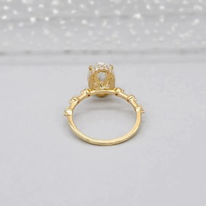 Anillo de Compromiso con Halo Oculto de Diamante Cultivado en Laboratorio con Corte Ovalado en Oro Amarillo de 14K con Certificado IGI para Mujer - Product Image 3