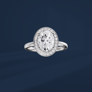 Anillo de Compromiso de Platino para Mujer con Diamante Ovalado de 2 Quilates, Corte Brillante, Estilo Clásico con Halo y Diamantes Laterales, Certificado GIA - Product Image 2