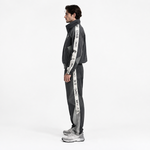 Conjunto Deportivo para Hombre en Gris Carbón, Chaqueta Asimétrica con Cierre, Pantalones Ajustados, Paneles Reflectantes, Cinta Lateral Tejida, Diseño Personalizado OEM, Ropa Urbana - Product Image 3