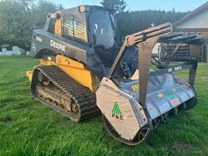 รถตักล้อยางขนาดเล็ก John Deere 333G รุ่นทรงพลัง พร้อมหัวบดไม้สำหรับงานป่าไม้ ขายพร้อมประสิทธิภาพการไหลเวียนสูง สำหรับงานป่าไม้หนัก - Product Image 6