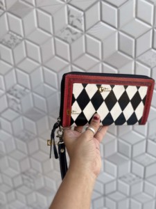 Bolso de mano de cuero tallado a mano con elegante diseño occidental, patrón de cuadros en blanco y negro con ribete rojo, para uso femenino. - Product Image 2