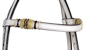 Cabezada para caballo estilo western ajustable, trenzada a mano, de cuero genuino, con banda frontal recta de cuero crudo y cuero blanco, 99 - Product Image 2