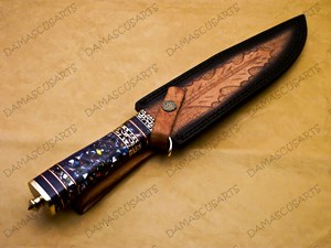 Outil de coupe utilitaire extérieur en acier Damas fait main OEM avec manche en résine noire multicolore, entretoises en acier et cuir véritable - Product Image 4