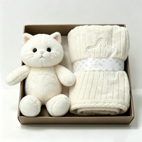 Ensemble cadeau personnalisé comprenant un chat en peluche blanc et une couverture tricotée, panier de jouets en peluche pour chaton nouveau-né, peluche ton crème pour baby shower