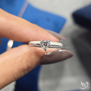 Bague de fiançailles en or blanc 10 carats avec diamant de laboratoire taille cœur de 0,50 carat, micro-pavé, certifiée IGI - Product Image 5