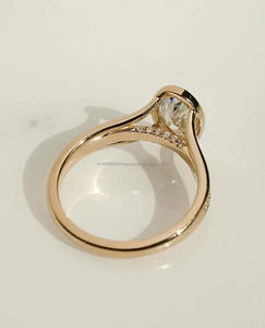 Anillo de Compromiso Único con Moissanita de Corte Ovalado en Oro Amarillo de 14K con Banda Pavé para Regalos de Boda o Aniversario - Product Image 5