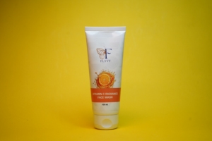 FLYVY Limpiador Facial con Vitamina C Radiance 100ml, Limpiador Líquido Blanqueador para Todo Tipo de Piel, Fragancia Cítrica - Product Image 1