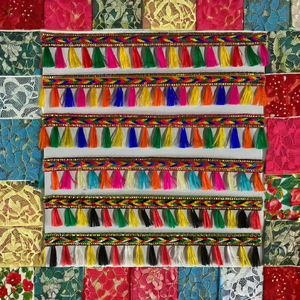 Encaje decorativo Latkan, encaje tradicional con borlas con cuentas, bordados y pompones para saris, lehengas, dupattas, blusas - Product Image 1