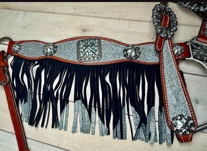 Ensemble de têtière et de collier de poitrail en cuir pour cheval western |   Équipement équestre fait main pour le rodéo et la ferme, avec franges colorées et motif tournesol - Product Image 4