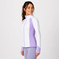 Veste softshell pour femme conçue avec un tissu confortable, des poches pratiques et un style moderne pour une utilisation quotidienne en extérieur et au quotidien.