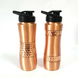 Sienta la diferencia en la hidratación con la botella de agua de cobre, un recipiente reutilizable de metal ecológico diseñado para la pureza y el bienestar. - Product Image 4